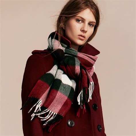 how to wear a burberry scarf